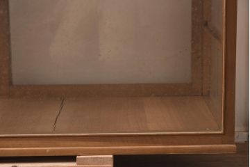 レトロ家具　シンプルなデザインが取り入れやすい昭和レトロなガラスケース(ショーケース、陳列棚)(R-042627)