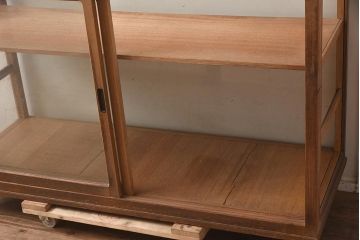 レトロ家具　シンプルなデザインが取り入れやすい昭和レトロなガラスケース(ショーケース、陳列棚)(R-042627)