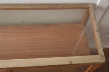 レトロ家具　シンプルなデザインが取り入れやすい昭和レトロなガラスケース(ショーケース、陳列棚)(R-042627)
