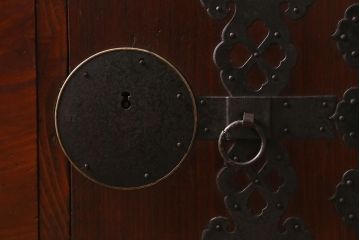 アンティーク家具　美品　昭和初期　脚付きリメイク　漆塗り　丸金具が存在感を放つ箪笥ローボード(衣装箪笥、チェスト、引き出し、リビングボード)(R-042632)