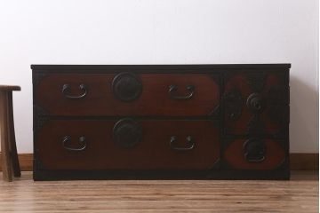 アンティーク家具　明治期　天板リメイク　前面欅(ケヤキ)材　凝った金具の意匠が目を引く箪笥ローボード(衣装箪笥、チェスト、引き出し、リビングボード)(R-042633)