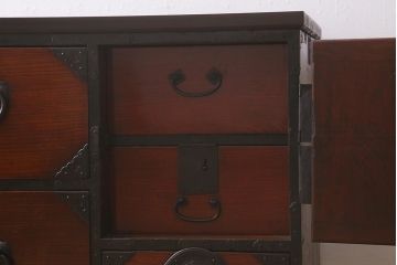 アンティーク家具　明治期　天板リメイク　前面欅(ケヤキ)材　凝った金具の意匠が目を引く箪笥ローボード(衣装箪笥、チェスト、引き出し、リビングボード)(R-042633)