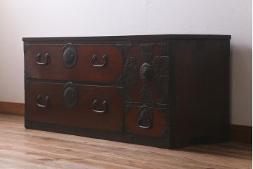 アンティーク家具　明治期　天板リメイク　前面欅(ケヤキ)材　凝った金具の意匠が目を引く箪笥ローボード(衣装箪笥、チェスト、引き出し、リビングボード)(R-042633)
