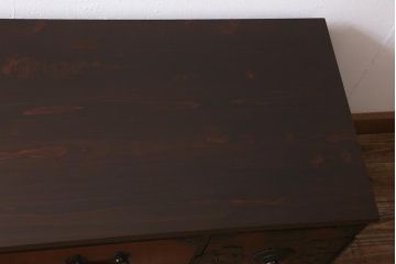 アンティーク家具　明治期　天板リメイク　前面欅(ケヤキ)材　凝った金具の意匠が目を引く箪笥ローボード(衣装箪笥、チェスト、引き出し、リビングボード)(R-042633)