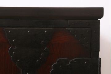 アンティーク家具　明治期　天板リメイク　前面欅(ケヤキ)材　凝った金具の意匠が目を引く箪笥ローボード(衣装箪笥、チェスト、引き出し、リビングボード)(R-042633)