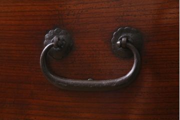 アンティーク家具　明治期　天板リメイク　前面欅(ケヤキ)材　凝った金具の意匠が目を引く箪笥ローボード(衣装箪笥、チェスト、引き出し、リビングボード)(R-042633)