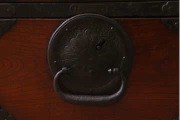 アンティーク家具　明治期　天板リメイク　前面欅(ケヤキ)材　凝った金具の意匠が目を引く箪笥ローボード(衣装箪笥、チェスト、引き出し、リビングボード)(R-042633)