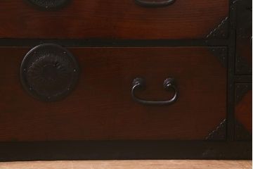 アンティーク家具　明治期　天板リメイク　前面欅(ケヤキ)材　凝った金具の意匠が目を引く箪笥ローボード(衣装箪笥、チェスト、引き出し、リビングボード)(R-042633)