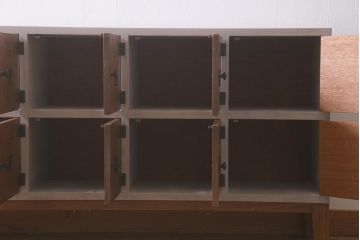 ラフジュ工房オリジナル　ペイント　脚付き　古材リメイク　前板ラワン古材・ヒノキ無垢材　数字プレート・ネームプレート付きの下駄箱(収納棚、ロッカー、マス目棚)(R-042634)