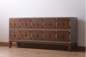 ラフジュ工房オリジナル　ペイント　脚付き　古材リメイク　前板ラワン古材・ヒノキ無垢材　数字プレート・ネームプレート付きの下駄箱(収納棚、ロッカー、マス目棚)(R-042634)