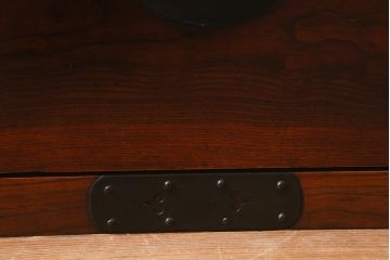 アンティーク家具　和製アンティーク　前面欅材・内部桐材　漆塗り　時代箪笥ローチェスト(ローボード、引き出し、タンス)(R-042650)