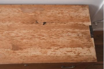 レトロ家具　昭和中期　桐材　引き出し2杯　素朴な佇まいが魅力の衣装箪笥(引き出し、ローチェスト)(R-042656)