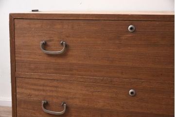 レトロ家具　昭和中期　桐材　引き出し2杯　素朴な佇まいが魅力の衣装箪笥(引き出し、ローチェスト)(R-042656)