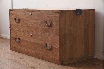 レトロ家具　昭和中期　桐材　引き出し2杯　素朴な佇まいが魅力の衣装箪笥(引き出し、ローチェスト)(R-042656)