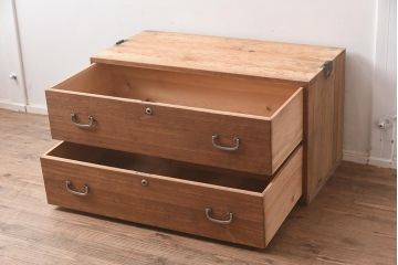 レトロ家具　昭和中期　桐材　引き出し2杯　素朴な佇まいが魅力の衣装箪笥(引き出し、ローチェスト)(R-042656)