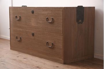 レトロ家具　昭和中期　桐材　引き出し2杯　素朴でシンプルな佇まいが魅力の衣装箪笥(引き出し、ローチェスト)(R-042657)