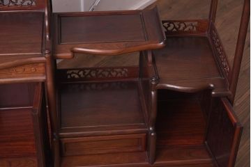 ヴィンテージ家具　紫檀材　品のある佇まいが魅力の飾り棚(茶棚、収納棚、戸棚、ビンテージ)(R-042659)