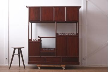 ヴィンテージ家具　紫檀材　品のある佇まいが魅力の飾り棚(茶棚、収納棚、戸棚、ビンテージ)(R-042659)