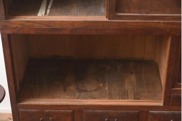 アンティーク家具　大正昭和初期　前面ケヤキ材　落ち着きのある佇まいが魅力の関東水屋箪笥(重ね戸棚、収納棚、キャビネット)(R-042662)