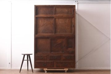 アンティーク家具　大正昭和初期　前面ケヤキ材　落ち着きのある佇まいが魅力の関東水屋箪笥(重ね戸棚、収納棚、キャビネット)(R-042662)