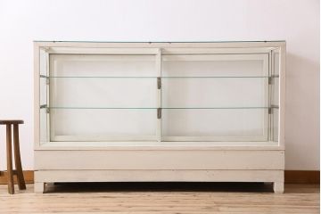 レトロ家具　ホワイトカラーのペイントがおしゃれな脚付きガラスケース(ショーケース、陳列棚)(R-042665)