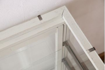 レトロ家具　ホワイトカラーのペイントがおしゃれな脚付きガラスケース(ショーケース、陳列棚)(R-042665)
