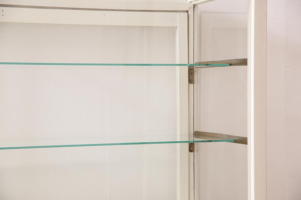 レトロ家具　ホワイトカラーのペイントがおしゃれな脚付きガラスケース(ショーケース、陳列棚)(R-042665)