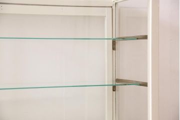 レトロ家具　ホワイトカラーのペイントがおしゃれな脚付きガラスケース(ショーケース、陳列棚)(R-042665)