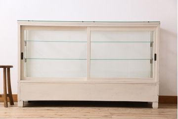 レトロ家具　ホワイトカラーのペイントがおしゃれな脚付きガラスケース(ショーケース、陳列棚)(R-042665)