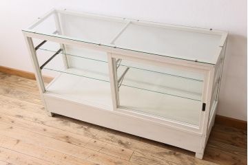 レトロ家具　ホワイトカラーのペイントがおしゃれな脚付きガラスケース(ショーケース、陳列棚)(R-042665)