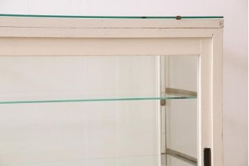 レトロ家具　ホワイトカラーのペイントがおしゃれな脚付きガラスケース(ショーケース、陳列棚)(R-042665)