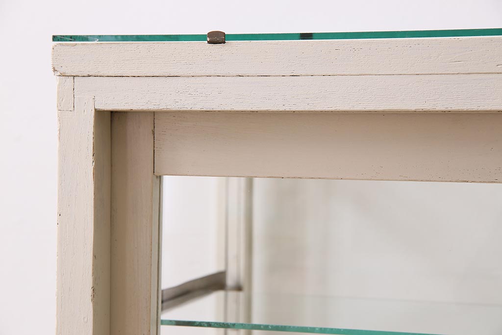 レトロ家具　ホワイトカラーのペイントがおしゃれな脚付きガラスケース(ショーケース、陳列棚)(R-042665)