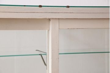 レトロ家具　ホワイトカラーのペイントがおしゃれな脚付きガラスケース(ショーケース、陳列棚)(R-042665)