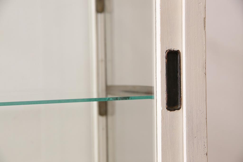 レトロ家具　ホワイトカラーのペイントがおしゃれな脚付きガラスケース(ショーケース、陳列棚)(R-042665)