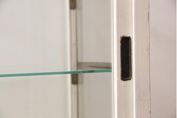 レトロ家具　ホワイトカラーのペイントがおしゃれな脚付きガラスケース(ショーケース、陳列棚)(R-042665)