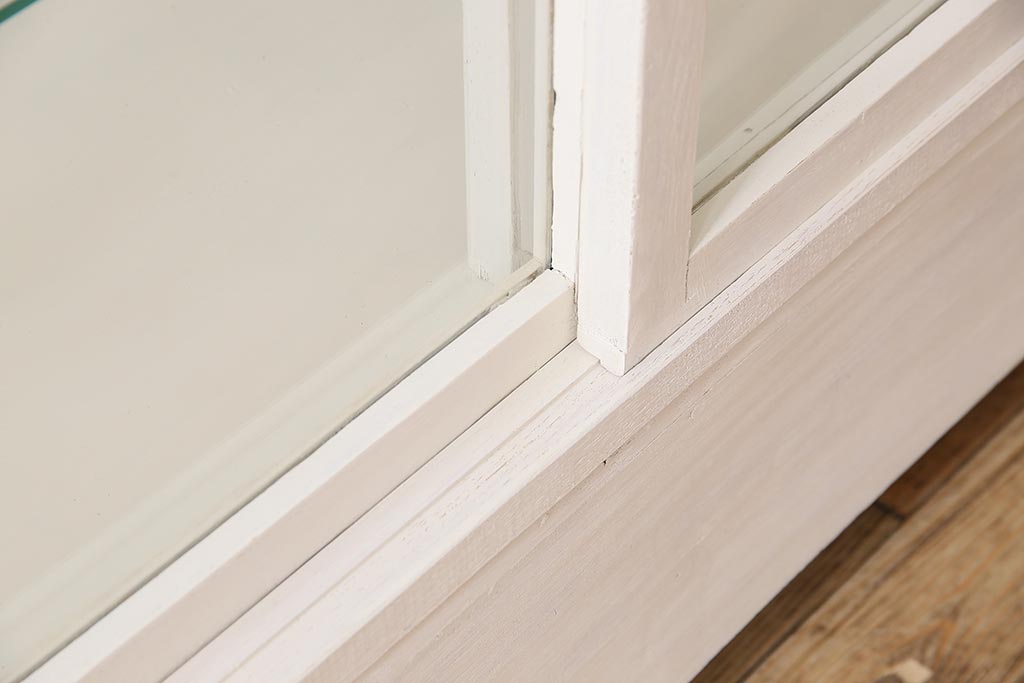 レトロ家具　ホワイトカラーのペイントがおしゃれな脚付きガラスケース(ショーケース、陳列棚)(R-042665)