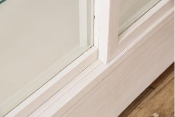 レトロ家具　ホワイトカラーのペイントがおしゃれな脚付きガラスケース(ショーケース、陳列棚)(R-042665)