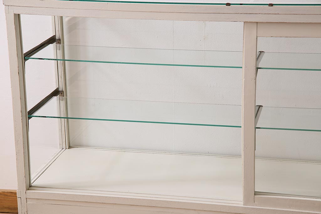 レトロ家具　ホワイトカラーのペイントがおしゃれな脚付きガラスケース(ショーケース、陳列棚)(R-042665)