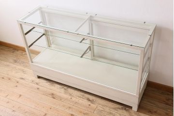 レトロ家具　ホワイトカラーのペイントがおしゃれな脚付きガラスケース(ショーケース、陳列棚)(R-042665)
