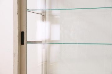 レトロ家具　ホワイトカラーのペイントがおしゃれな脚付きガラスケース(ショーケース、陳列棚)(R-042665)