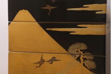 アンティーク雑貨　明治期　金彩鶴蒔絵　五ツ組木製重箱(お重、漆器)(R-042667)