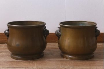 アンティーク雑貨　取っ手がおしゃれな真鍮火鉢一対(手あぶり、金属火鉢)(R-042677)