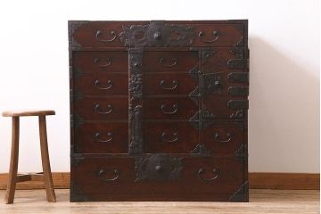 アンティーク家具　特注　明治期　総欅(ケヤキ)材　閂(かんぬき)付き　意匠金具が目を惹く仙台箪笥(衣裳箪笥、時代箪笥)(R-042708)
