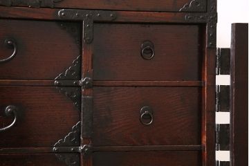 アンティーク家具　特注　明治期　総欅(ケヤキ)材　閂(かんぬき)付き　意匠金具が目を惹く仙台箪笥(衣裳箪笥、時代箪笥)(R-042708)