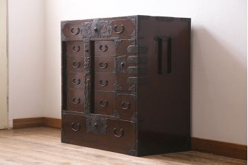 アンティーク家具　特注　明治期　総欅(ケヤキ)材　閂(かんぬき)付き　意匠金具が目を惹く仙台箪笥(衣裳箪笥、時代箪笥)(R-042708)