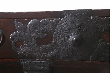 アンティーク家具　特注　明治期　総欅(ケヤキ)材　閂(かんぬき)付き　意匠金具が目を惹く仙台箪笥(衣裳箪笥、時代箪笥)(R-042708)