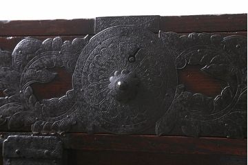アンティーク家具　特注　明治期　総欅(ケヤキ)材　閂(かんぬき)付き　意匠金具が目を惹く仙台箪笥(衣裳箪笥、時代箪笥)(R-042708)