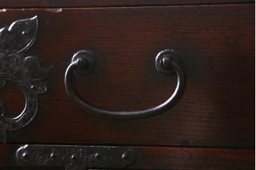 アンティーク家具　特注　明治期　総欅(ケヤキ)材　閂(かんぬき)付き　意匠金具が目を惹く仙台箪笥(衣裳箪笥、時代箪笥)(R-042708)