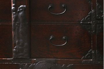 アンティーク家具　特注　明治期　総欅(ケヤキ)材　閂(かんぬき)付き　意匠金具が目を惹く仙台箪笥(衣裳箪笥、時代箪笥)(R-042708)