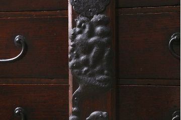アンティーク家具　特注　明治期　総欅(ケヤキ)材　閂(かんぬき)付き　意匠金具が目を惹く仙台箪笥(衣裳箪笥、時代箪笥)(R-042708)